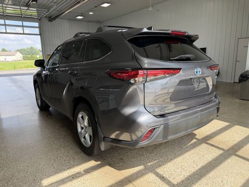 Used 2021 Toyota Highlander LE AWD/4WD image 6