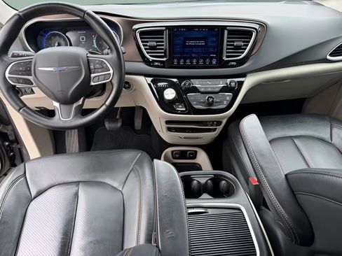 Used 2017 Chrysler Pacifica Touring-L Plus FWD image 10