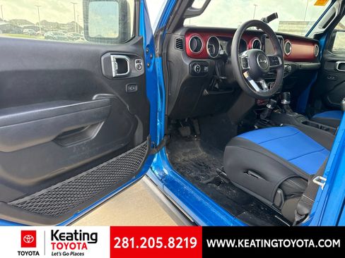 Used 2023 Jeep Gladiator Rubicon w/ Cold Weather Group AWD/4WD image 12