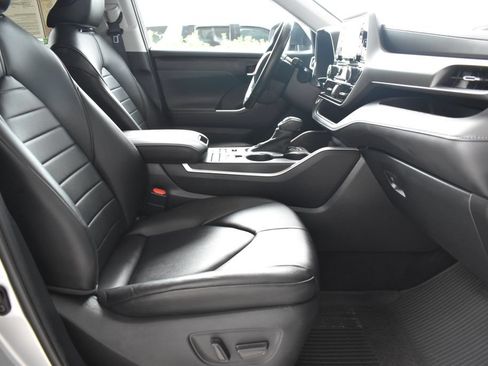Used 2020 Toyota Highlander XLE AWD/4WD image 5