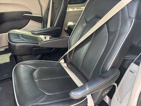 Used 2022 Chrysler Pacifica Limited FWD image 20