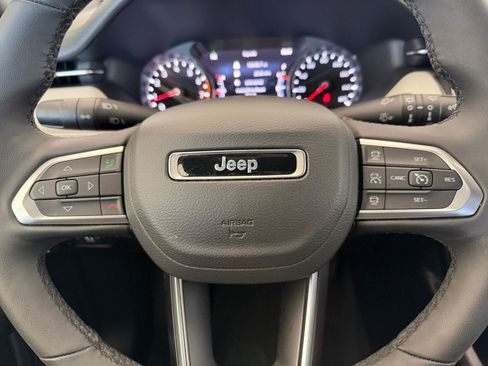 Used 2025 Jeep Compass Limited image 28