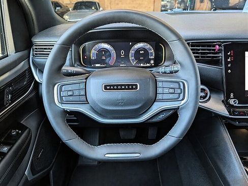 Used 2025 Jeep Wagoneer L Series II w/ 8-pass Seating Package AWD/4WD image 19