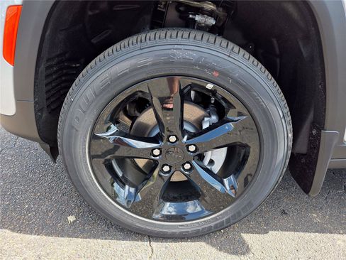 New 2025 Jeep Grand Cherokee Altitude RWD image 39