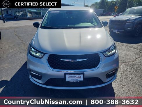 Used 2024 Chrysler Pacifica Touring-L image 3