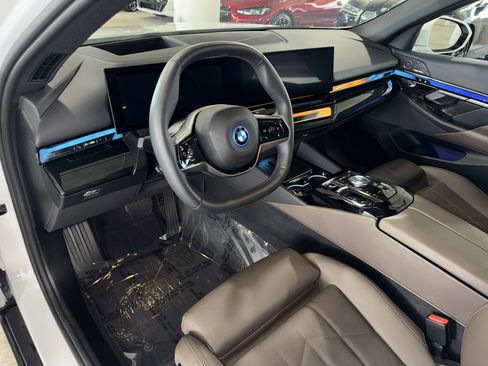 Used 2025 BMW i5 eDrive40i w/ Premium Package RWD image 21