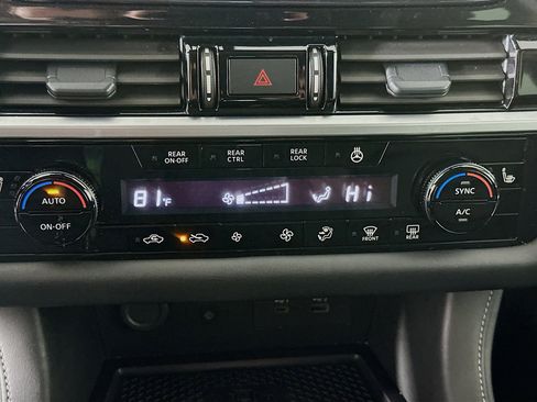 Used 2025 Nissan Pathfinder SL image 24