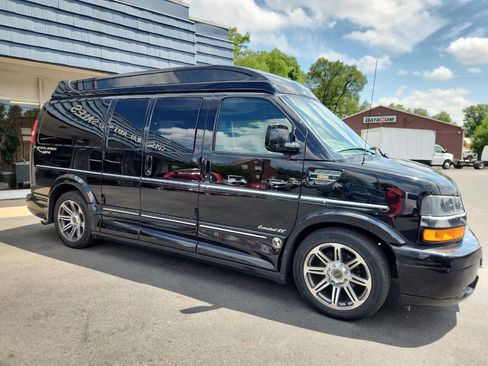 Used 2018 Chevrolet Express 2500 w/ Enhanced Convenience Package image 2