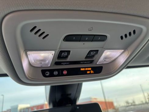 Used 2021 Chevrolet Traverse RS image 22