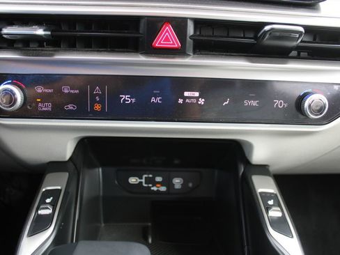 Certified 2025 Kia Sorento S w/ Panoramic Sunroof Package image 42