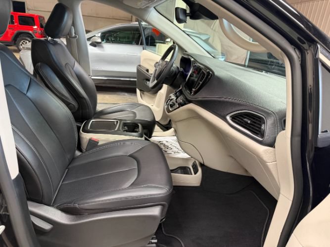 Used 2024 Chrysler Pacifica Limited FWD image 34