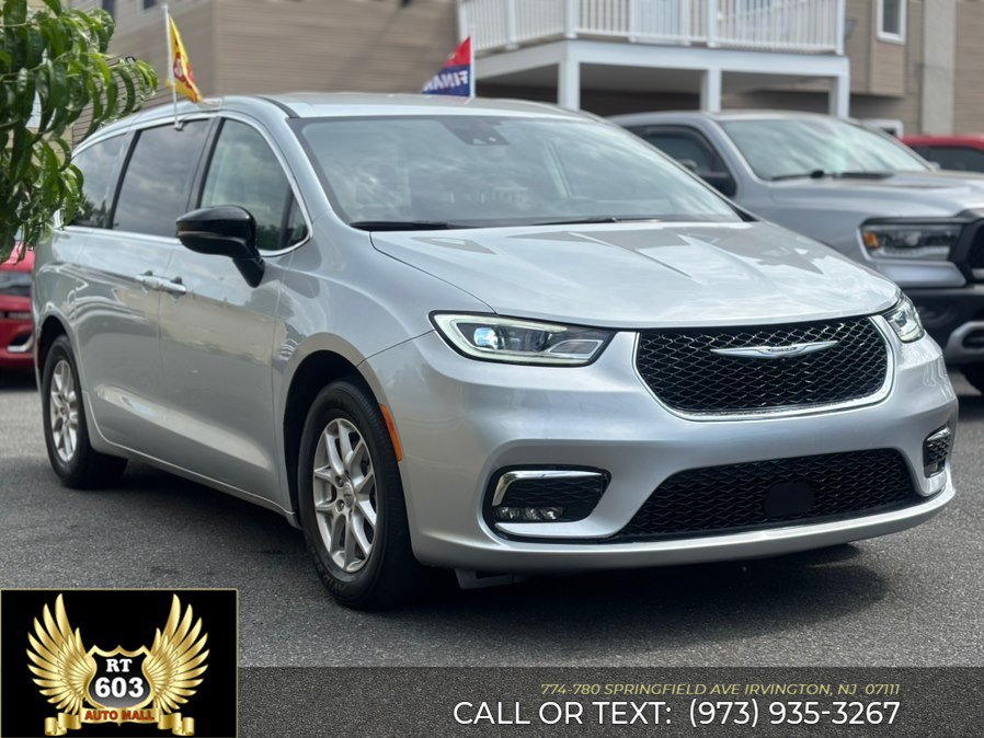 Used 2024 Chrysler Pacifica Touring-L FWD image 3