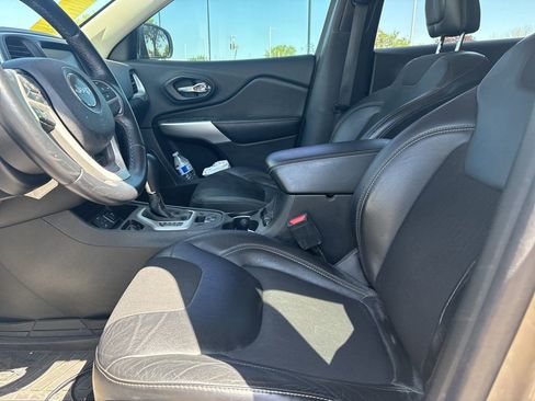 Used 2018 Jeep Cherokee Latitude Plus w/ Trailer Tow Group FWD image 8