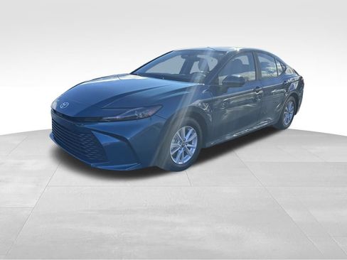 Used 2025 Toyota Camry LE image 3