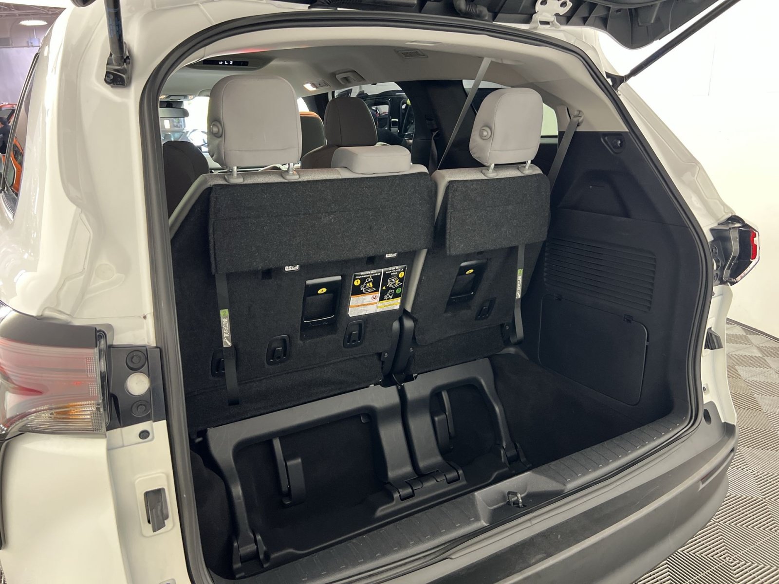 Used 2025 Toyota Sienna LE FWD image 27