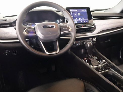 Used 2025 Jeep Compass Latitude image 2