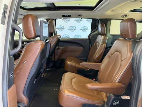 Used 2017 Chrysler Pacifica Limited FWD image 19