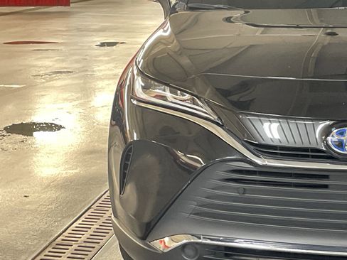 Used 2022 Toyota Venza XLE image 5