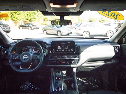 Used 2025 Nissan Pathfinder SV AWD/4WD image 27