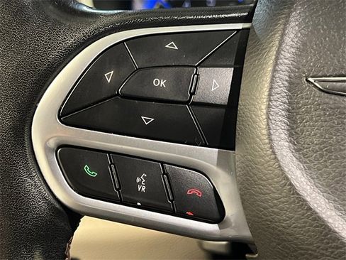 Used 2020 Chrysler Pacifica Touring-L image 19