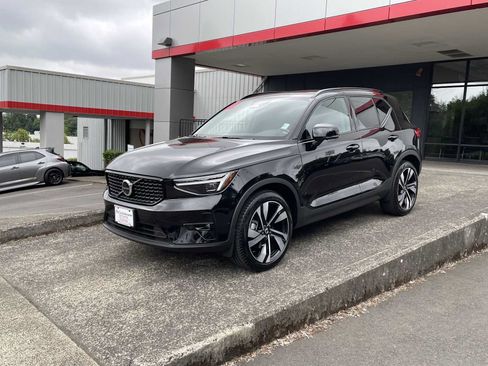 Used 2024 Volvo XC40 B5 Plus w/ Climate Package AWD/4WD image 4