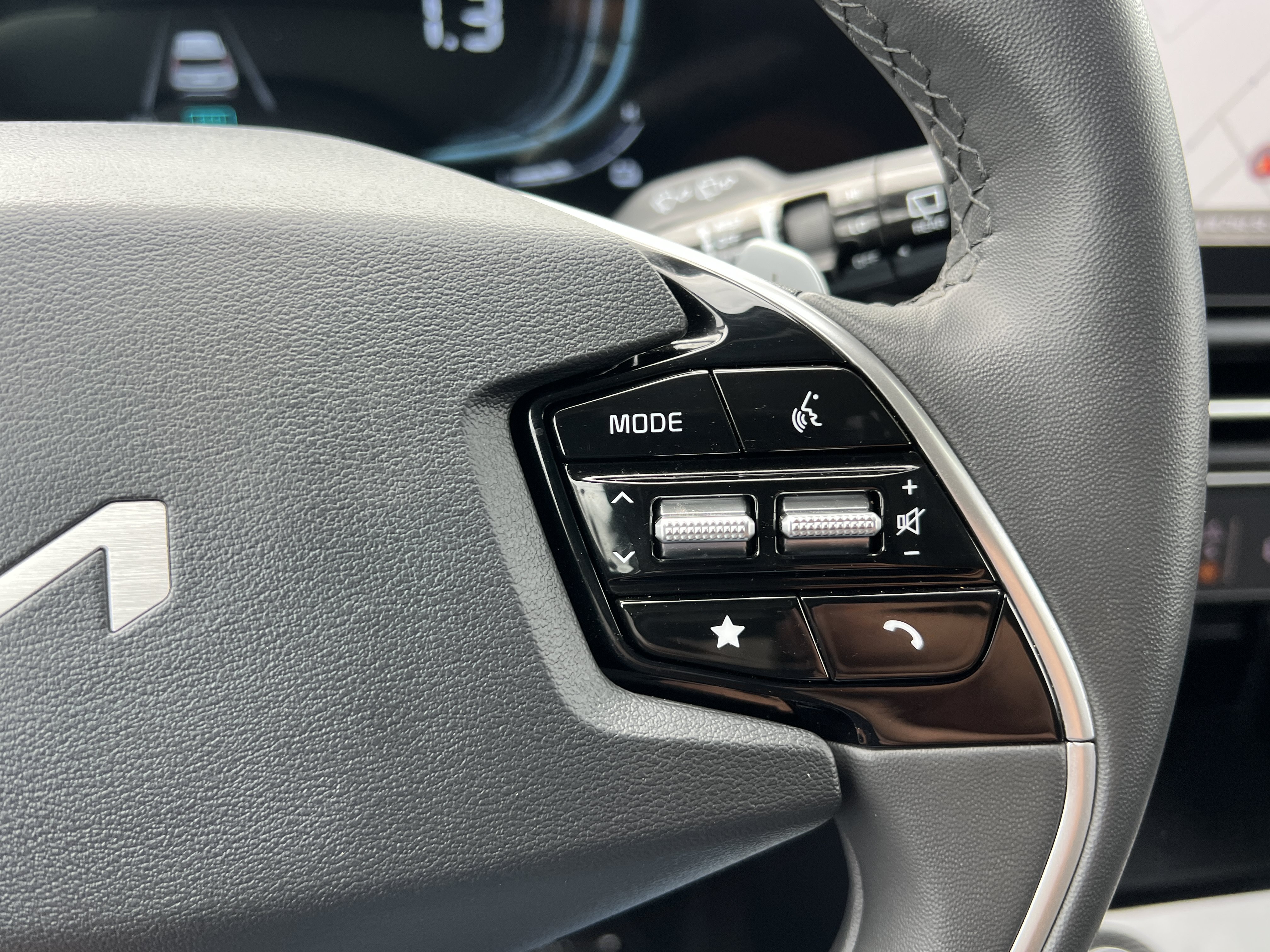 Certified 2025 Kia Niro EX FWD image 24