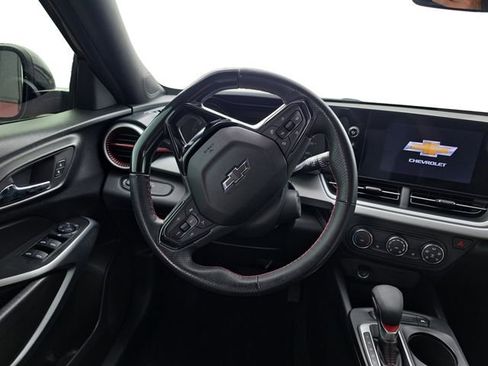 Used 2025 Chevrolet Trax RS w/ Driver Confidence Package FWD image 14