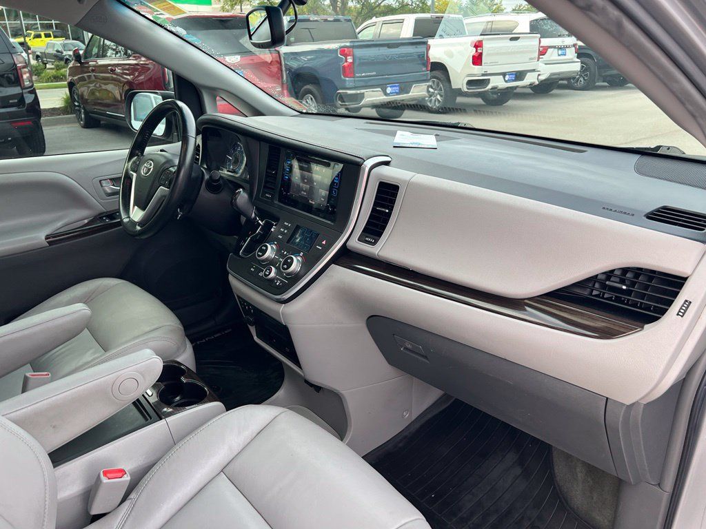 Used 2017 Toyota Sienna FWD image 28