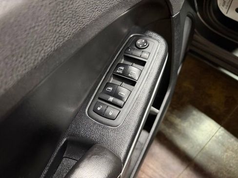 Used 2018 Chrysler 300 S AWD/4WD image 13