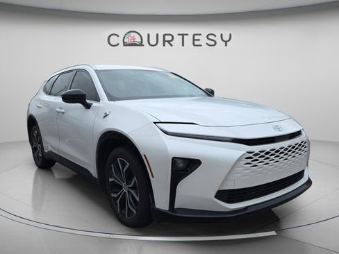 Certified 2025 Toyota Crown Signia image 3