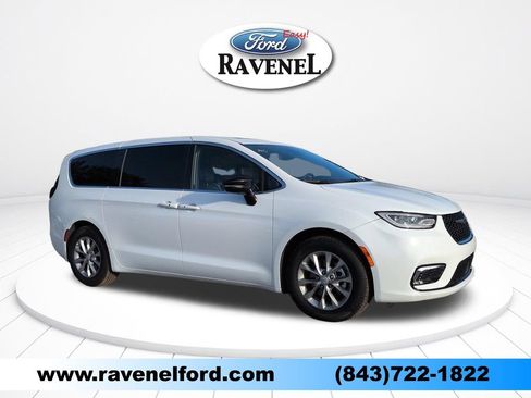 Used 2026 Chrysler Pacifica Limited FWD image 1
