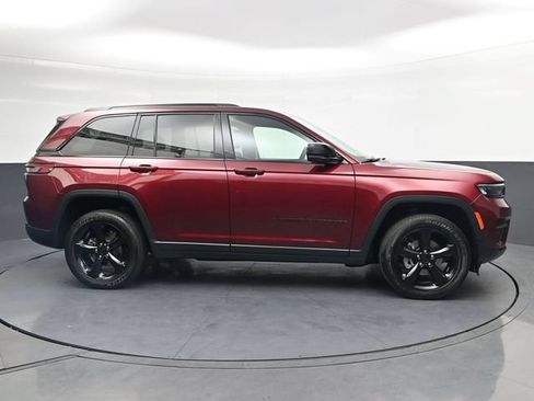 Used 2024 Jeep Grand Cherokee Altitude AWD/4WD image 3