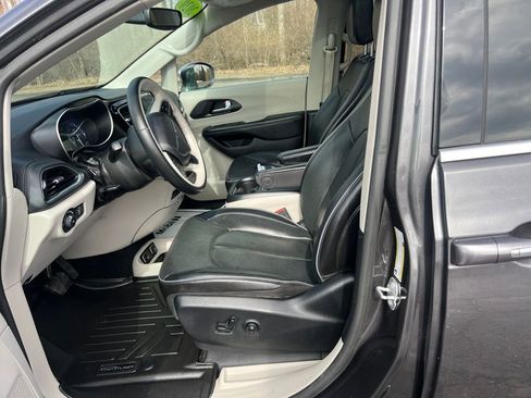 Used 2020 Chrysler Pacifica Limited image 9