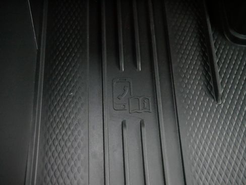 Certified 2025 Volkswagen Atlas Cross Sport SE image 28