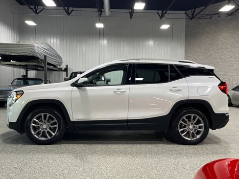 Certified 2022 GMC Terrain SLT w/ Infotainment Package II image 2