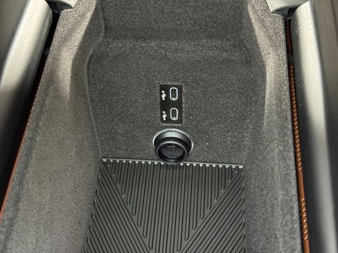 Used 2024 BMW i7 xDrive60 w/ Premium Package image 34