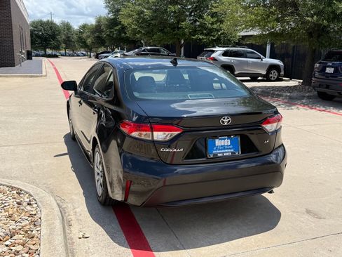 Used 2022 Toyota Corolla LE FWD image 3