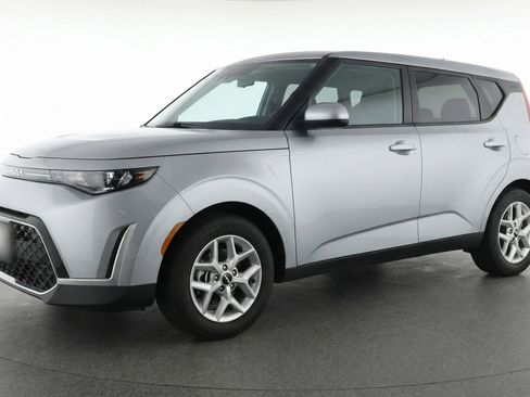 Used 2025 Kia Soul LX w/ LX Technology Package FWD image 3
