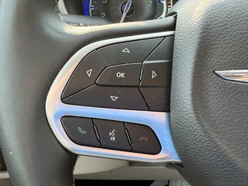 Used 2023 Chrysler Pacifica Touring-L FWD image 20