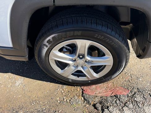 Used 2024 Jeep Compass Latitude image 11