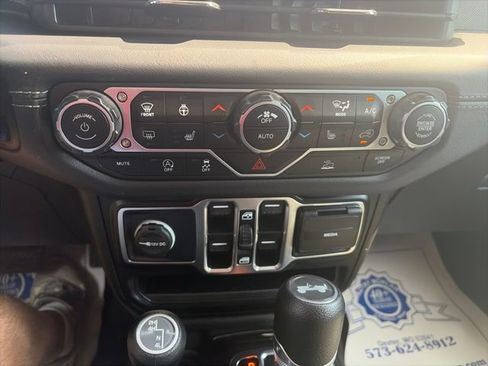 Used 2025 Jeep Wrangler Unlimited Sahara AWD/4WD image 23