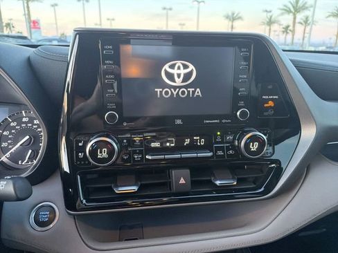 Used 2021 Toyota Highlander Limited image 19