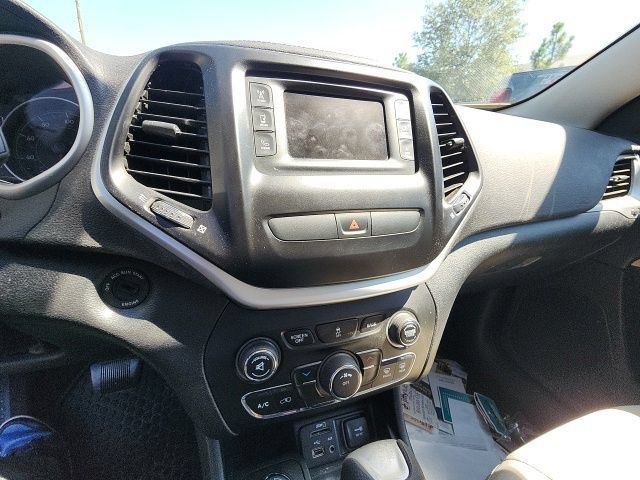 Used 2016 Jeep Cherokee Latitude w/ Cold Weather Group AWD/4WD image 22
