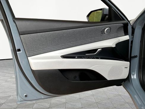 Used 2023 Hyundai Elantra Limited FWD image 18