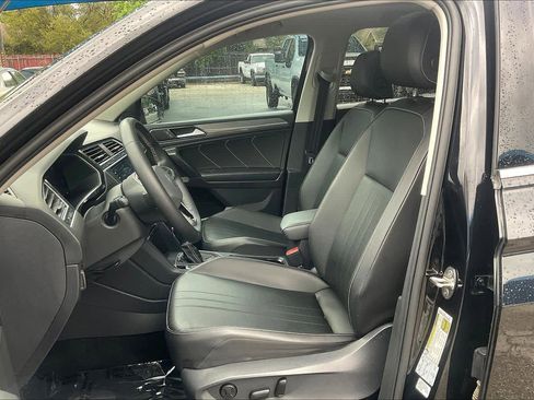 Used 2022 Volkswagen Tiguan SE image 9