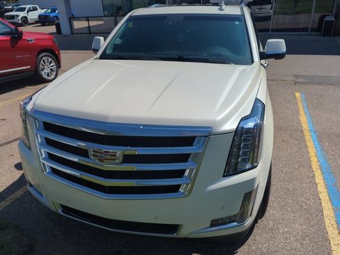 Used 2015 Cadillac Escalade Luxury AWD/4WD image 2