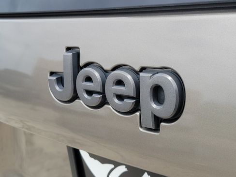 Used 2019 Jeep Cherokee Trailhawk w/ Trailer Tow Group AWD/4WD image 6