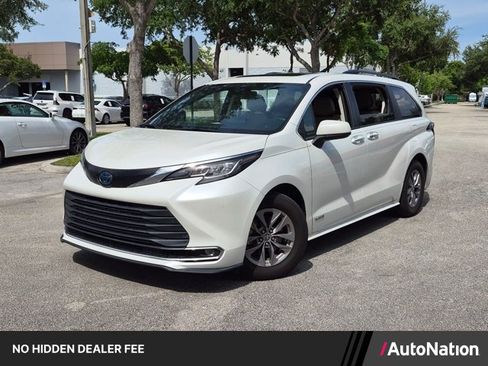 Used 2021 Toyota Sienna XLE FWD image 1