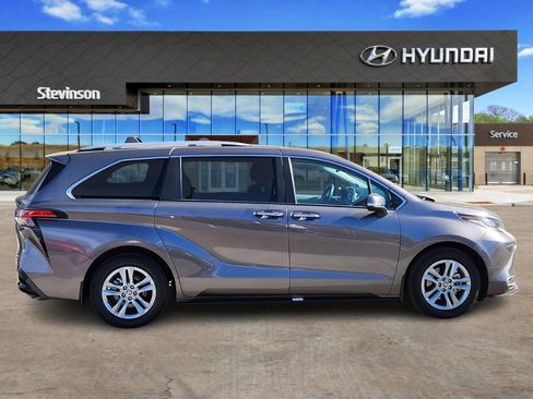 Used 2023 Toyota Sienna Limited image 4