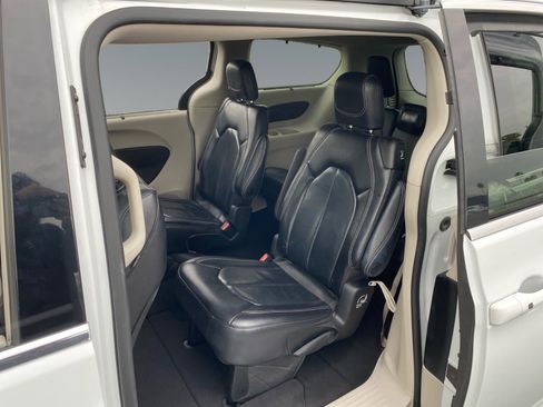 Used 2022 Chrysler Pacifica Touring-L image 13